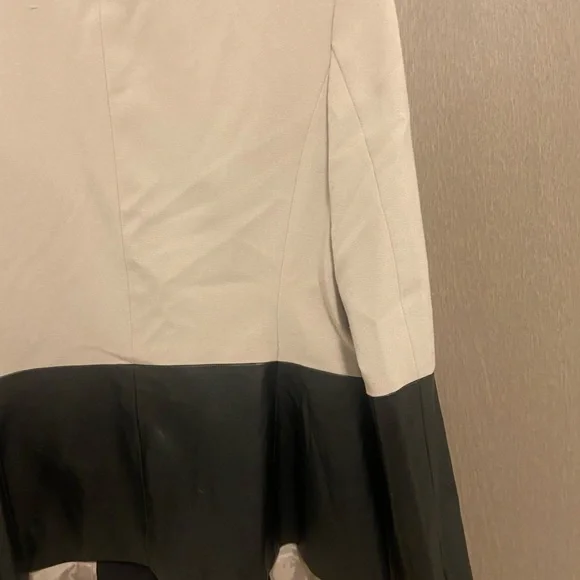 Calvin Klein blazer with faux leather sleeves - Picture 4 of 5